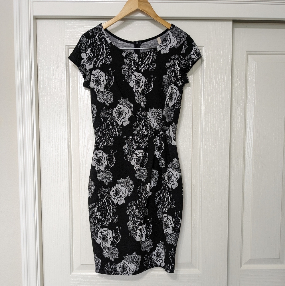 GILLI Black White Floral Short Sleeve Knee Length Knit Dress Women's Size Small